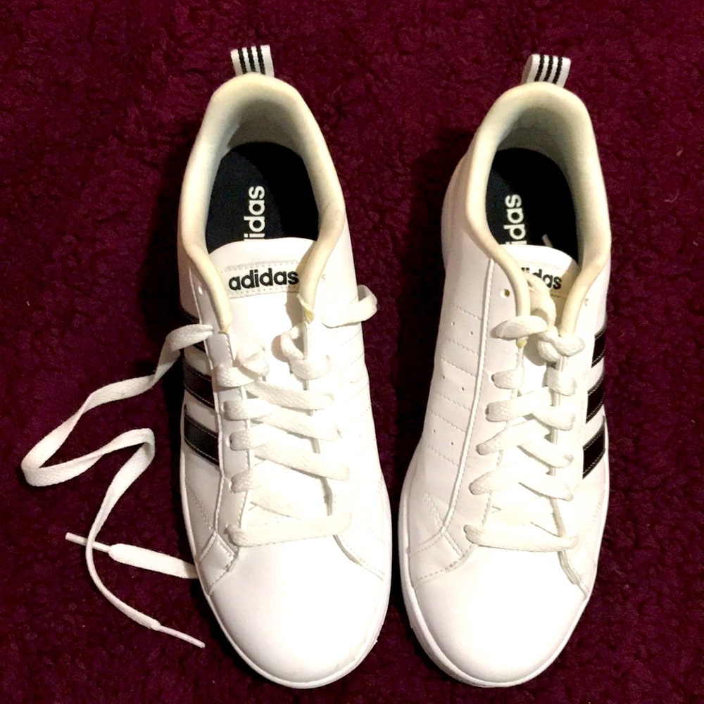 Ladies Adidas Sneakers. Gently loved. Sz 7.5